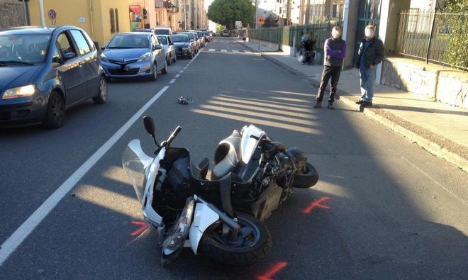Auto contro moto, un ferito