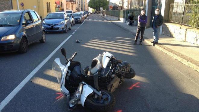Auto contro moto, un ferito