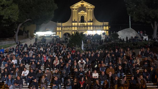 Grillo attacca: «Andrete a casa» 
