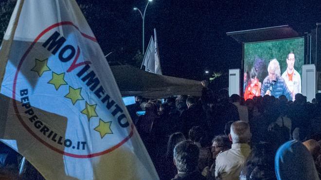E il comico dà spazio anche a parlamentari e candidati isolani