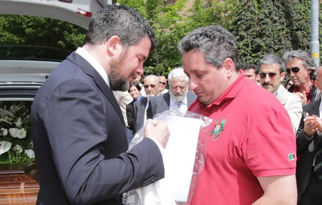 La sua maglia 22 regalata al figlio