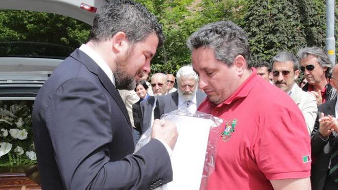 La sua maglia 22 regalata al figlio