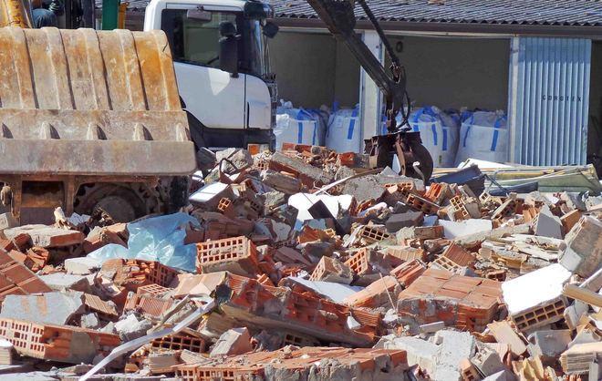 Ruspe in azione all’ex Amga Abbattuti gli alloggi abusivi 