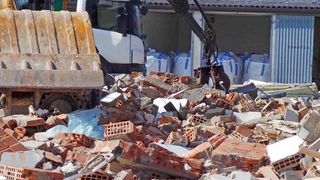 Ruspe in azione all’ex Amga Abbattuti gli alloggi abusivi