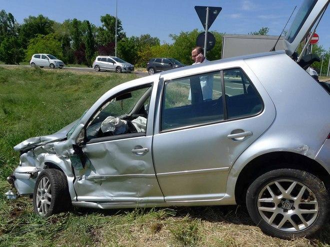 Scontro tra auto e camion, 73enne ferito 