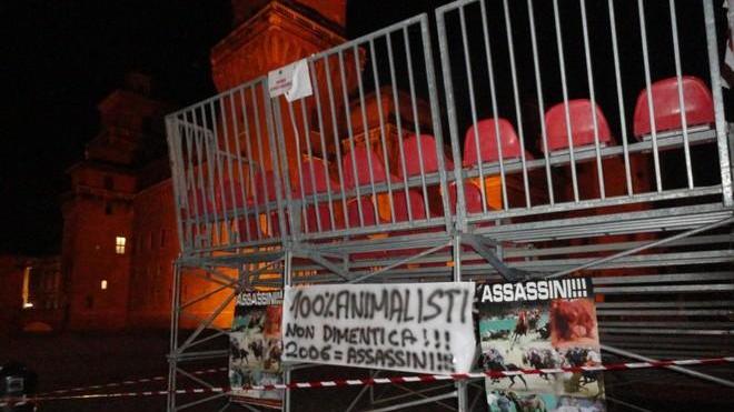 Da “100%animalisti” ancora un attacco al Palio. Affissi manifesti contro la manifestazione