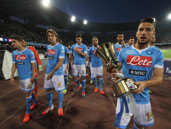 La Coppa fa il giro del campo tra gli applausi