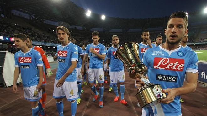 La Coppa fa il giro del campo tra gli applausi
