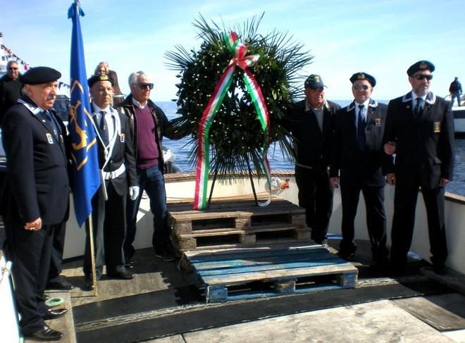 Cerimonia in alto mare per i caduti dell’Onda 