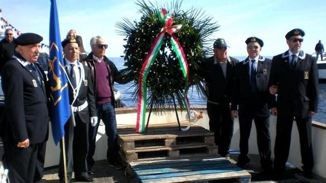 Cerimonia in alto mare per i caduti dell’Onda