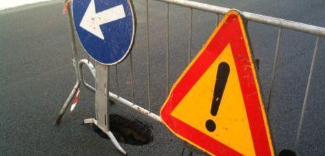Cede un tratto della strada appena asfaltata 