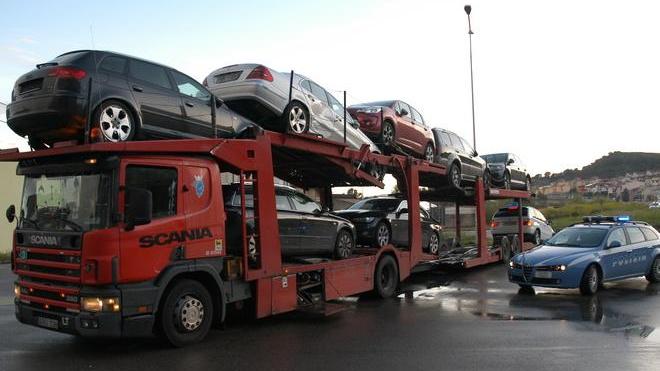 Riciclaggio di auto, tre finiscono a processo