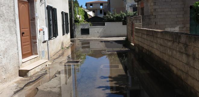 Orosei, intero rione da giorni circondato da un fiume d’acqua 