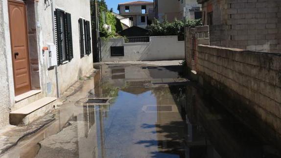 Orosei, intero rione da giorni circondato da un fiume d’acqua
