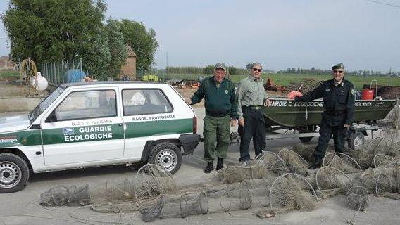 Reti da pesca abusive nei canali in Valle