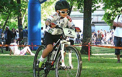 La sfida dei piccoli bikers nel parco
