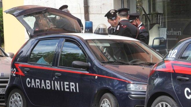Una coppia va a rubare con il figlioletto