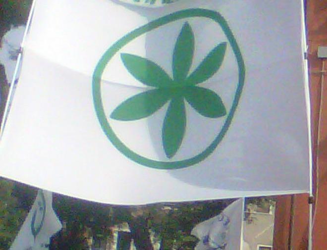 Incendiata nella notte una bandiera nella sede della Lega 