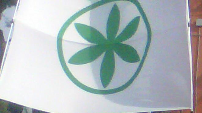 Incendiata nella notte una bandiera nella sede della Lega