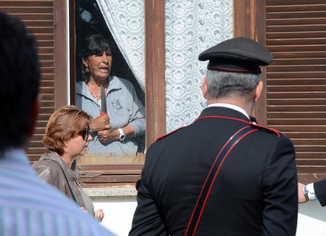 Minacciano il suicidio con fucile e coltello, sfratto rinviato