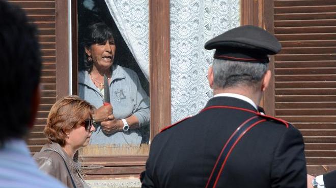 Minacciano il suicidio con fucile e coltello, sfratto rinviato