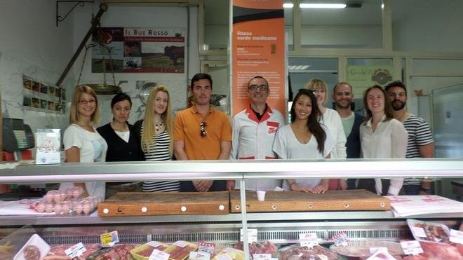 Studenti da tutto il mondo a lezione in macelleria