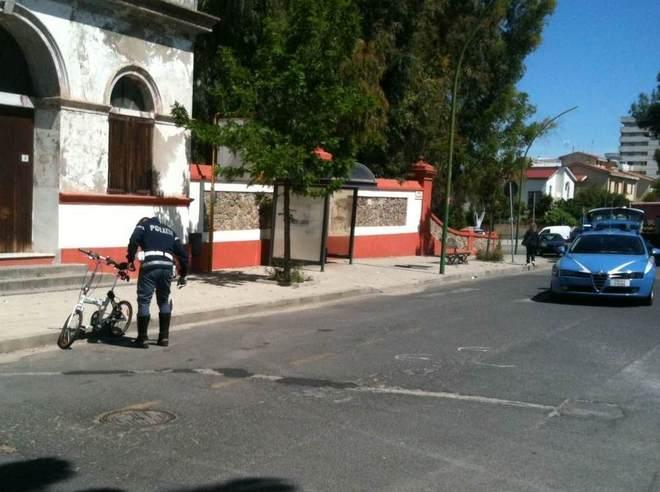 Cade dalla bici, donna in ospedale 