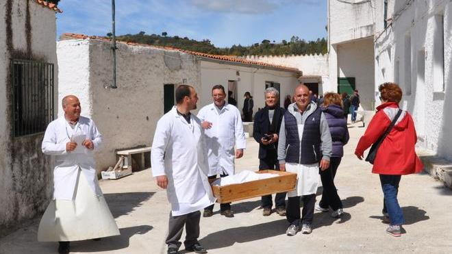 Il nuovo priore oggi arriva a cavallo a Lula