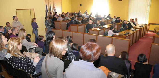 Assunzione dei precari, tensione tra i sindacati 