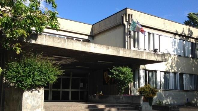 Cadono controsoffitti, rabbia alle Bosco