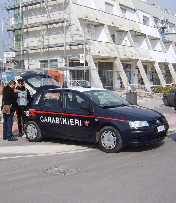 Entrano nel magazzino e rubano pompa del gasolio