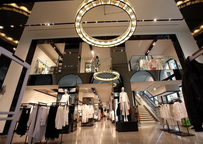 ModainMo/ A Palazzo Cremonini oggi in via Emilia  debutta Zara - FOTO