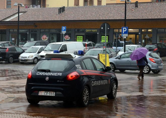 Approfittano del temporale e assaltano la cassaforte 