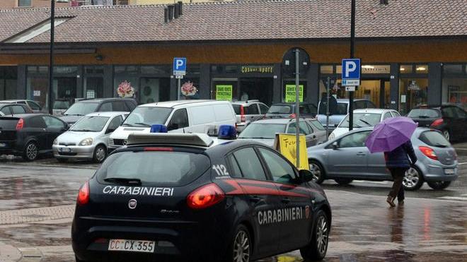 Approfittano del temporale e assaltano la cassaforte