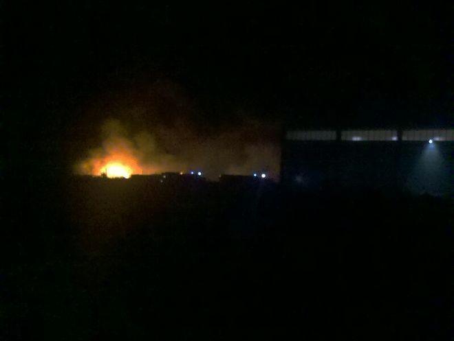 Fiamme nella notte sulla ex 131: bruciate le balle di carta della Sardamacero 