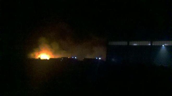 Fiamme nella notte sulla ex 131: bruciate le balle di carta della Sardamacero