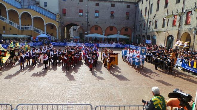 Tutti gli sbandieratori del Palio 