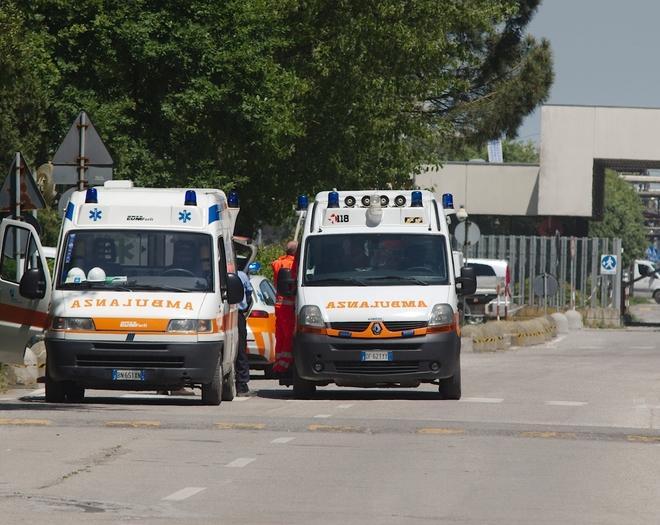 Cade da un escavatore e muore 