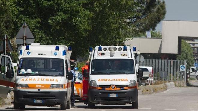 Cade da un escavatore e muore