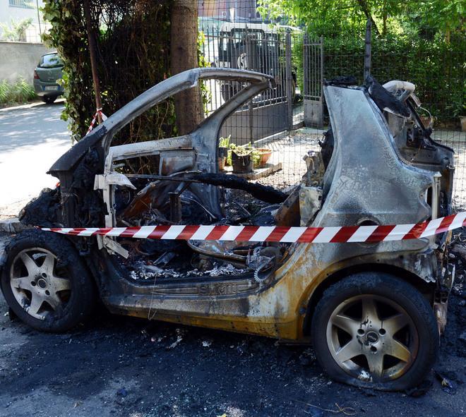 Modena , ancora incendi dolosi: distrutte due Smart - FOTO