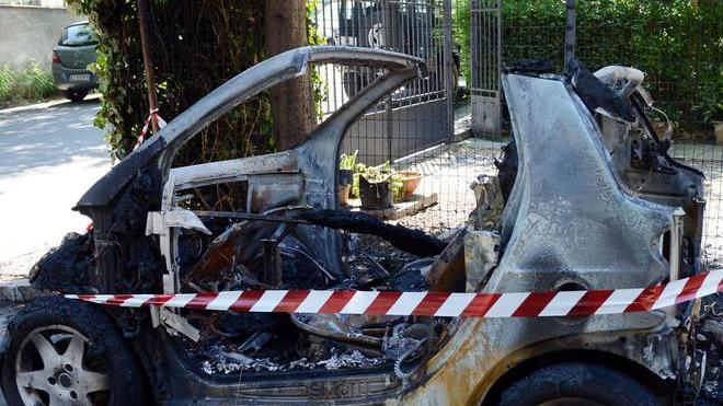 Modena , ancora incendi dolosi: distrutte due Smart - FOTO