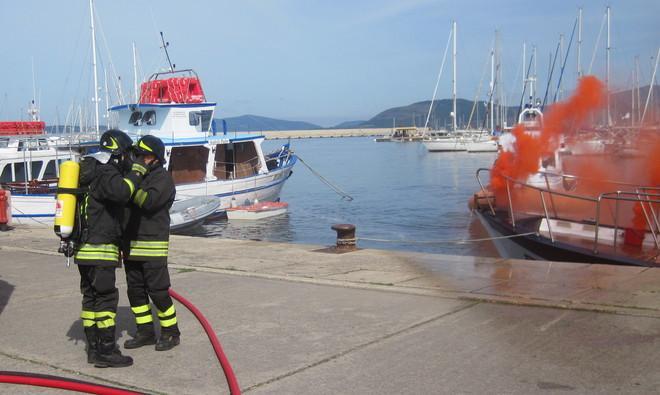 Esercitazione antincendio in porto