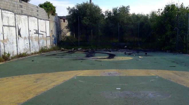 Ladri di rame nel campo di basket abbandonato da anni