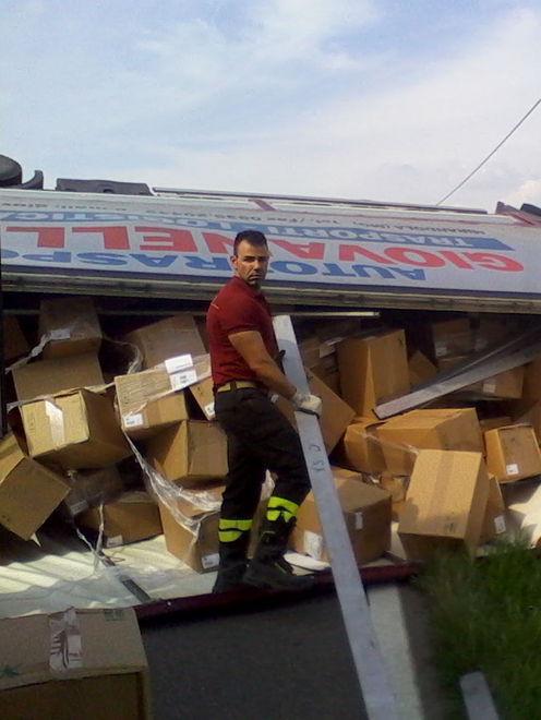 Tir sbanda, mille scatole in strada 