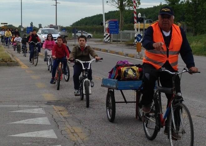 L’ex vigile urbano ora accompagna i bimbi a scuola 