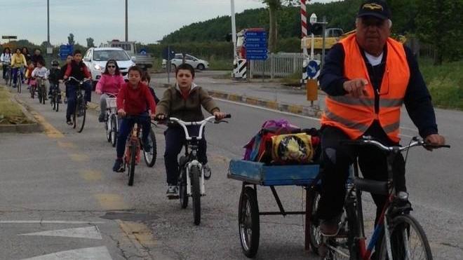 L’ex vigile urbano ora accompagna i bimbi a scuola