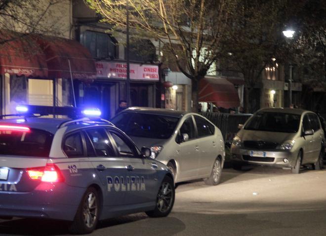 Per non farsi arrestare finge di cadere dalla bicicletta 