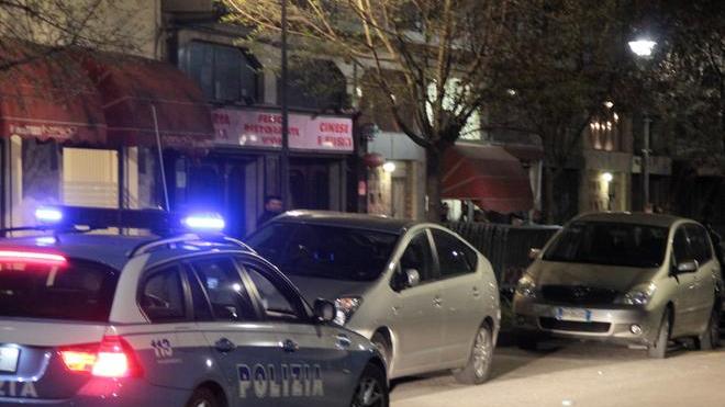Per non farsi arrestare finge di cadere dalla bicicletta