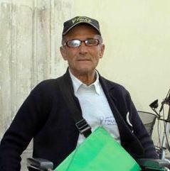 «Sono disperato» Pensionato protesta davanti al tribunale