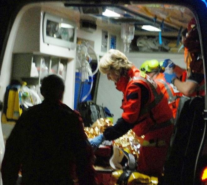 Torna a casa e trova la moglie morta vegliata dal bimbo 